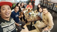 Jane dan Arsya juga sering kedapatan nongkrong santai bareng teman-temannya. Seperti yang dilakukan di coffee shop ini. Terlihat teman-teman Jane dan Arsya saling kumpul sambil jajan.  Foto: instagram Jane Shalimar dan Arsya Wijaya