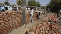 India membangun tembok untuk menghalangi pandangan ke pemukiman kumuh yang dihuni oleh lebih dari 2.000 orang.
