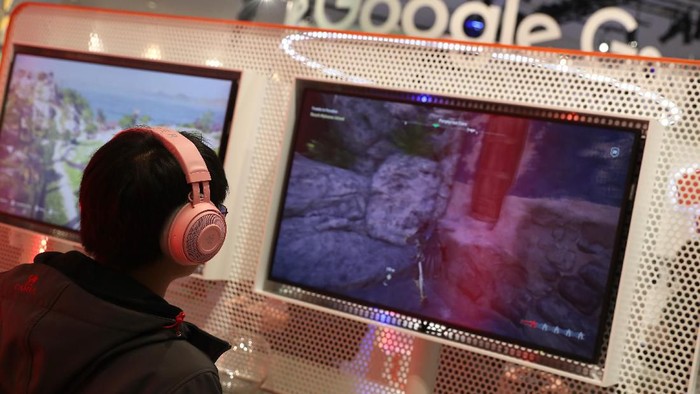 SAN FRANCISCO, CALIFORNIA - MARCH 20: Attendees play games on the new Stadia gaming platform at the Google booth at the 2019 GDC Game Developers Conference on March 20, 2019 in San Francisco, California. The GDC runs through March 22. (Photo by Justin Sullivan/Getty Images)