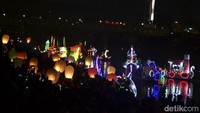 Dengan adanya Semarang Bridge Fountain, traveler bisa melihat air mancur menari warna-warni. Di sini juga beberapa kali diselenggarakan festival Banjir Kanal Barat dengan acara parade perahu hias di dalamnya. (Angling Adhitya Purbaya/detikcom)