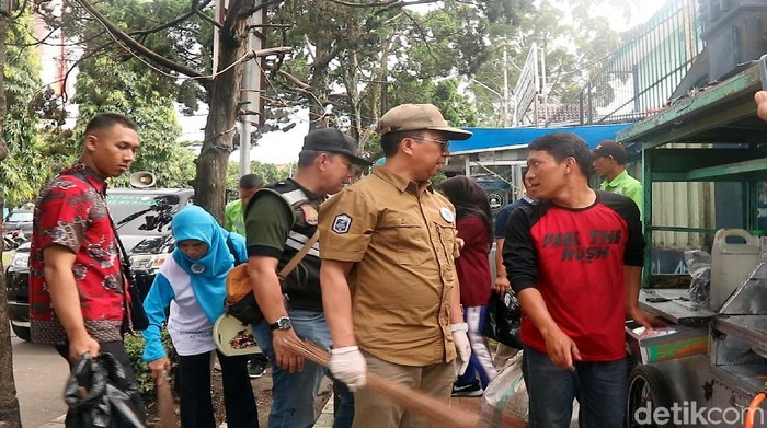 Wakil Wali Kota Sukabumi Andri Setiawan Hamami tegur pedagang yang buang sampah sembarangan.