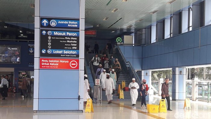 Massa aksi 212 mulai berdatangan di Stasiun Juanda