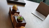 Meski tubuhnya sangat ramping, Seo Ji Hye ternyata doyan makan. Kali ini ia memamerkan menu serba mungil yang disusun menarik di atas balok kayu. Foto: Instagram jihye8024