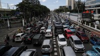 Penutupan jalan di sekitar Monas tersebut berimbas kemacetan panjang dari Tugu Tani.
