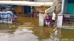 Banjir Mulai Surut, Warga Pekalongan Bersih-bersih Rumah