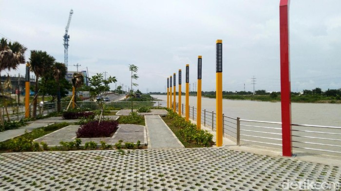 Banjir Kanal Barat di Semarang Banjir Kanal Barat tak hanya jadi area hijau dan saluran air di Semarang. Kawasan itu juga jadi tempat wisata menarik lho di Semarang. Penasaran? Yuk, lihat.