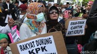 Para emak-emak ini membawa sejumlah atribut seperti poster.