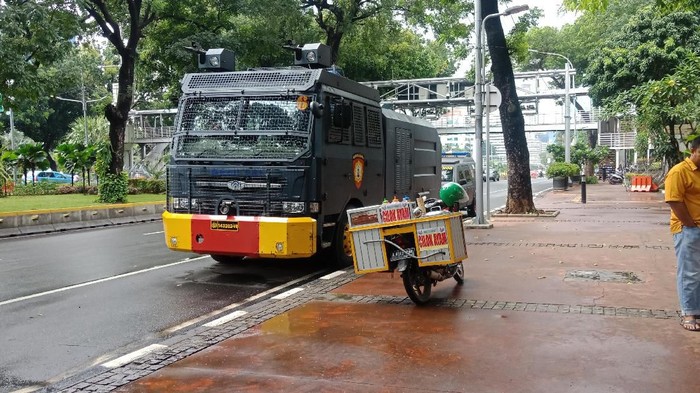 Watercanon-mobil raisa disiagakan di sekitar lokasi Aksi 212