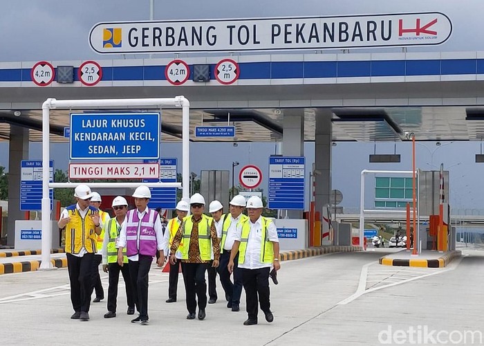 Jokowi meninjau tol Pekanbaru-Dumai sepanjang 131 Km. Pembangunan jalan tol pertama di Riau ini diharapkan dapat rampung April 2020 mendatang.