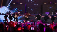 Cassie Indonesia dengan kompak menyerukan fanchant sebagai bentuk penyemangat bagi idola favorit mereka itu. Foto: TVXQ (Hanif Hawari)