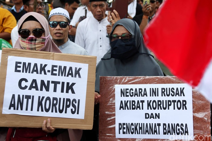 Heboh Gelombang Massa 'Macan Tipsi' Ramaikan Aksi 212 Gelombang massa 'Macan Tipsi' atau emak-emak cantik anti korupsi mulai memenuhi lokasi aksi 212 di Monas.