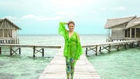 Berbaju hijau, senyuman manis Marshanda begitu cantik di Pulo Cinta. Liburannya pasti menyenangkan. (marshanda99/Instagram)