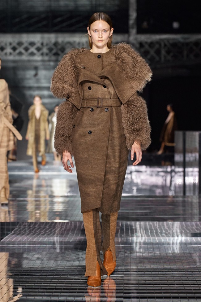 Fashion show terbaru Burberry ready to wear fall/winter 2020 yang diadakan di Olympia, London Fashion Week 2020, London, Inggris, Senin [17/2/2020]. Foto: dok. Vouge.