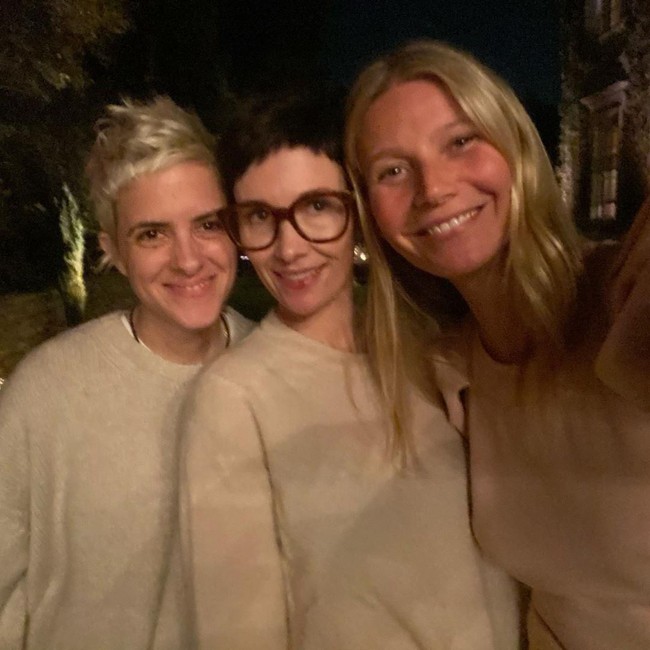 Undangan ini mendorong para tamu untuk menanggalkan concealer, foundation dan lain sebagainya untuk menunjukkan kecantikan natural mereka, demikian ditulis Goop dalam rilis pers, seperti dikutip dari People. Foto: Instagram/@demimoore, @gwynethpaltrow, @erinfoster