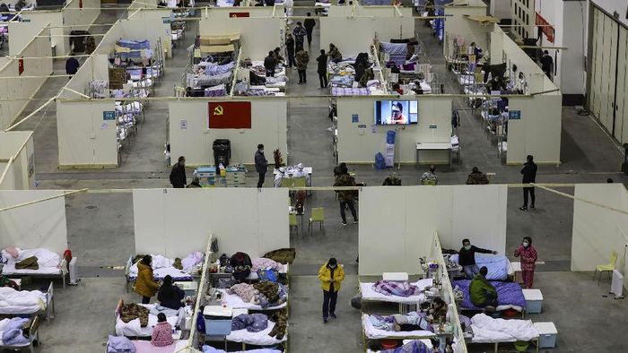 Tim Medis Terus Berjuang Tangani Pasien Corona Virus corona telah mewabah di China sejak Desember 2019 lalu. Hingga kini, tim medis terus berjuang untuk menangani pasien yang terjangkit virus corona.