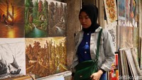 Di jalan yang menjadi maskot Kota Bandung itu terdapat belasan pedagang lukisan. Mereka berjajar di sepanjang jalan tersebut. 