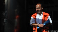 Kadar Slamet melempar senyuman kepada awak media seusai menjalani pemeriksaan.