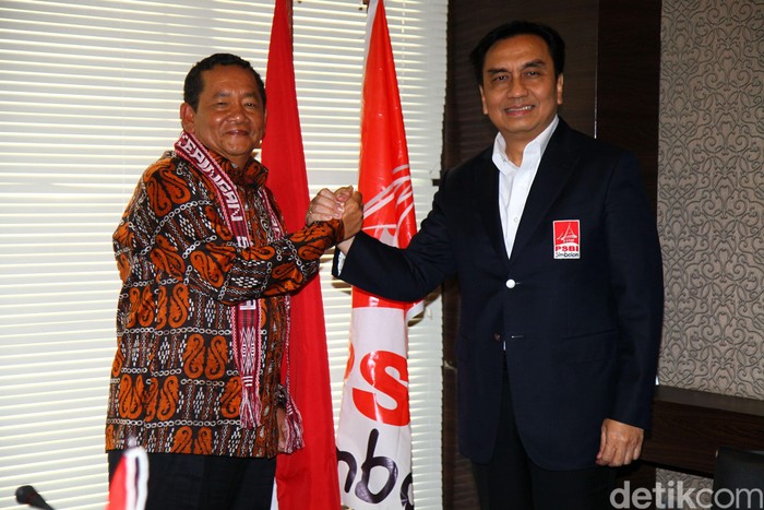 Effendi Simbolon Dukung Rafidin Jadi Bupati Samosir Effendi dan Rafidin melakukan salam komando dalam acara dukungan di kantor Pusat PSBI, Jalan Danau Toba, Banhil, Jakarta Pusat, Jumat (21/2/2020). Ketum Punguan Simbolon Dohot Boruna Indonesia (PSBI) Effendi Simbolon memberikan dukungan kepada Rafidin Simbolon untuk maju menjadi calon Bupati Samosir, Sumatera Utara.