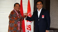 Effendi dan Rafidin melakukan salam komando dalam acara dukungan di kantor Pusat PSBI, Jalan Danau Toba, Banhil, Jakarta Pusat, Jumat (21/2/2020).