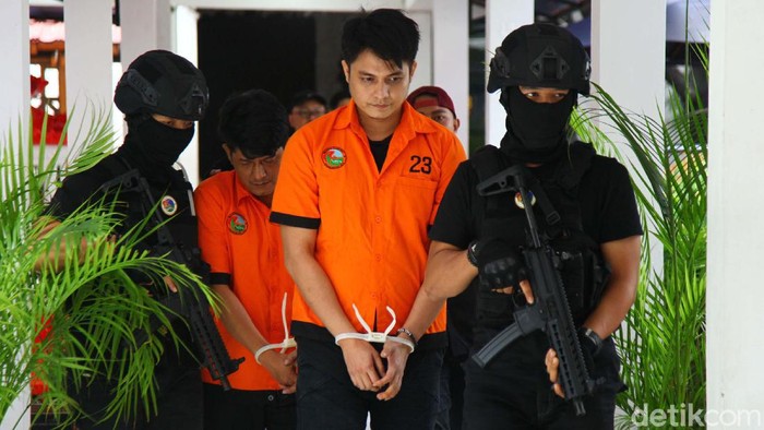 Polisi menetapkan artis Aulia Farhan atau Farhan Petterson sebagai tersangka kasus narkoba. Saat ditunjukan kepada wartawan, Aulia tampak tertunduk malu.