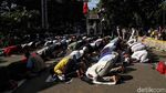 Massa Aksi 212 Salat Asar Berjemaah di Medan Merdeka Barat