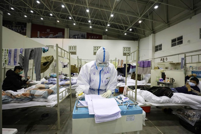 Virus corona telah mewabah di China sejak Desember 2019 lalu. Hingga kini, tim medis terus berjuang untuk menangani pasien yang terjangkit virus corona.