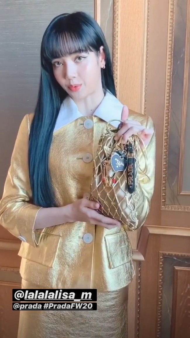 Setelan serba emas itu dipilih karena kontras dengan warna rambutnya. Selain mewarnai rambutnya, Lisa Blackpink juga jadi perbincangan penggemar karena kembali tampil dengan poni depannya yang ikonik.Foto: Instagram Prada