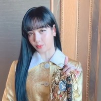 Setelan serba emas itu dipilih karena kontras dengan warna rambutnya. Selain mewarnai rambutnya, Lisa Blackpink juga jadi perbincangan penggemar karena kembali tampil dengan poni depannya yang ikonik.Foto: Instagram Prada
