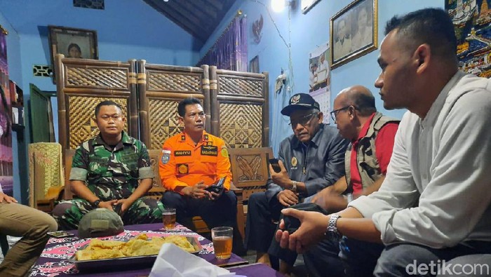 Tim BPBD Sleman berkoordinasi soal proses evakuasi siswa SMPN 1 Turi yang hanyut di Sungai Sempor, Jumat (21/2/2020)