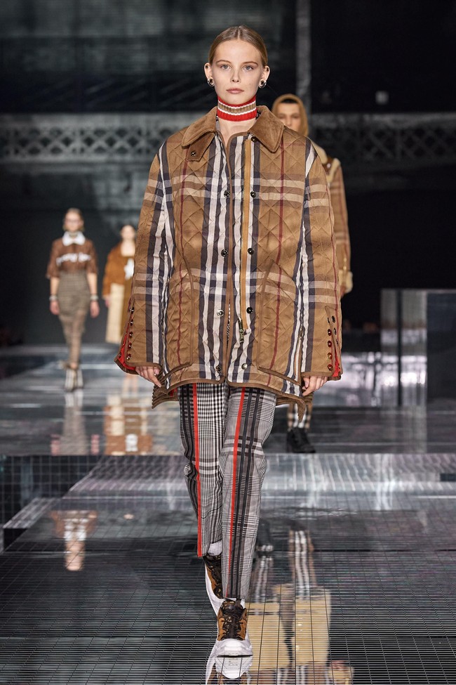 Fashion show terbaru Burberry ready to wear fall/winter 2020 yang diadakan di Olympia, London Fashion Week 2020, London, Inggris, Senin [17/2/2020]. Foto: dok. Vouge.