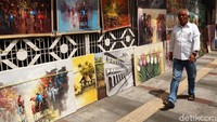 Lukisan-lukisan itu dipajang di depan pertokoan yang sudah tidak digunakan oleh pemiliknya atau kosong. 