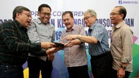 Dengan didampingi Direktur Operasional dan Jaringan Perum Jamkrindo, Kadar Wisnuwarman, Direktur Bisnis Penjaminan, Amin Masudi, Direktur Keuangan Investasi dan Manajemen Risiko, I. Rusdonobanu dan Direktur Manajemen SDM Umum dan Kepatuhan, Sulis Usdoko saat press conference pemaparan laporan keuangan konsolidasi audited tahun 2019 Perum Jamkrindo di Jakarta. Foto: dok. Jamkrindo