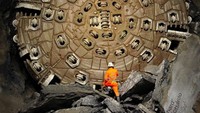 Namanya Gotthard Base Tunnel yang membentang sejauh 57 kilometer. Lebih dari 2.500 orang mengerjakan konstruksinya, mengeruk 30 juta ton granit, memasang hampir 402 kilometer rel baja, memasang ribuan kilometer kabel untuk sistem kelistrikan, pensinyalan, dan sistem komunikasi (Foto: CNN)