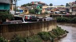 Duh, Jalan Inspeksi Kali CIliwung Jadi Parkir Liar