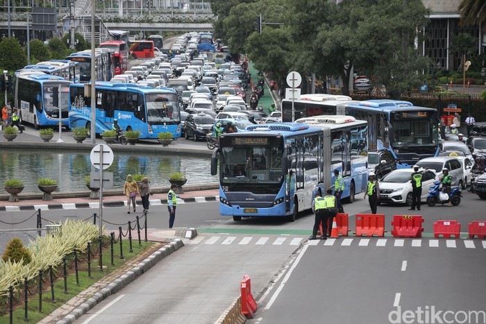 Ruas jalan di sekitar Monas ditutup jelang aksi 212. Walaupun begitu, moda transportasi massal bus TransJakarta tetap beroperasi.