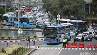 Walaupun begitu akses untuk bus TransJakarta tetap dibuka untuk umum.
