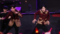 Tak berlama-lama, TVXQ langsung melanjutkan penampilan dengan membawakan lagu Truth yang semakin membangkitkan suasana konser sebelum keluar dari panggung untuk mempersiapkan penampilan selanjutnya. Foto: TVXQ (Hanif Hawari)