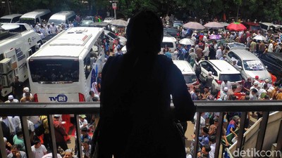 Potret Ramainya Istiqlal Hingga Monas Jelang Aksi 212