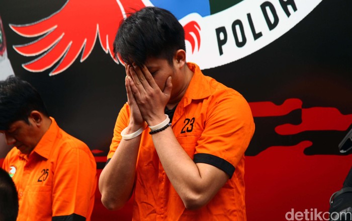 Tersangkut Kasus Narkoba, Artis Aulia Farhan Tertunduk Malu Polisi menetapkan artis Aulia Farhan atau Farhan Petterson sebagai tersangka kasus narkoba. Saat ditunjukan kepada wartawan, Aulia tampak tertunduk malu.