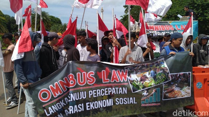 Massa dukung omnibus law aksi di Monas bersamaan Aksi 212