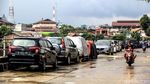 Duh, Jalan Inspeksi Kali CIliwung Jadi Parkir Liar