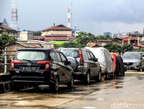Tetangga Parkir Sembarangan Bikin Jengkel, Begini Aturan Parkir di Jalan Perumahan