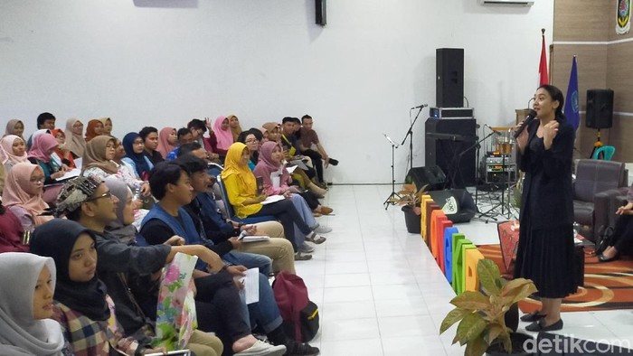 putri tanjung isi sharing session di banyuwangi