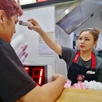Cegah Penularan Virus Corona, Karyawan Gerai Bubble Tea Ini Rutin Periksa Suhu Tubuh