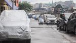 Duh, Jalan Inspeksi Kali CIliwung Jadi Parkir Liar