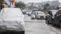 Parkir liar itu memakan satu lajur jalan.