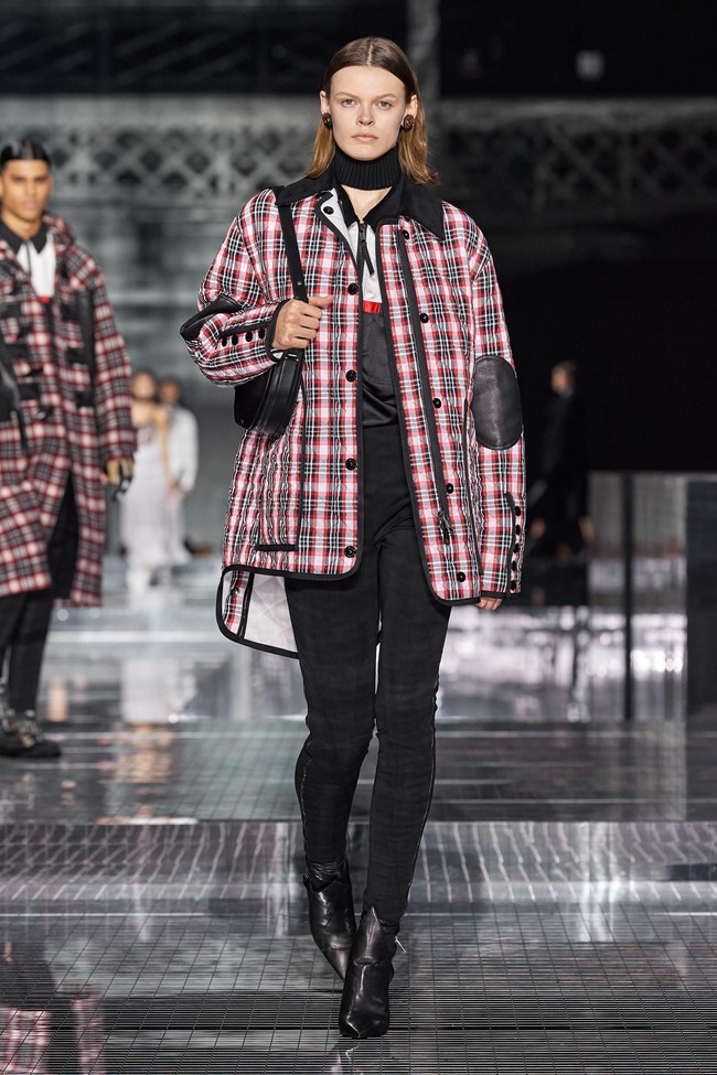 Fashion show terbaru Burberry ready to wear fall/winter 2020 yang diadakan di Olympia, London Fashion Week 2020, London, Inggris, Senin [17/2/2020]. Foto: dok. Vouge.