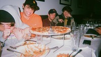 Meski disibukkan dengan jadwal syuting, tetapi aktor kelahiran 9 Mei 1996 ini tetap menyempatkan waktu untuk hangout bersama teman. Pada momen ini mereka habiskan waktu sambil menikmati pizza. Foto: Instagram @ncentineo