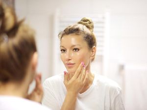 Tren Skincare dengan Kandungan Propolis, Cocok untuk Kulit Berjerawat