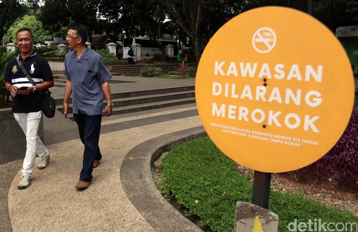 Papan berisi imbauan untuk tidak merokok hiasi kawasan Taman Balai Kota Bandung. Keberadaan papan imbauan itu guna wujudkan Kawasan Tanpa Rokok di Kota Bandung.